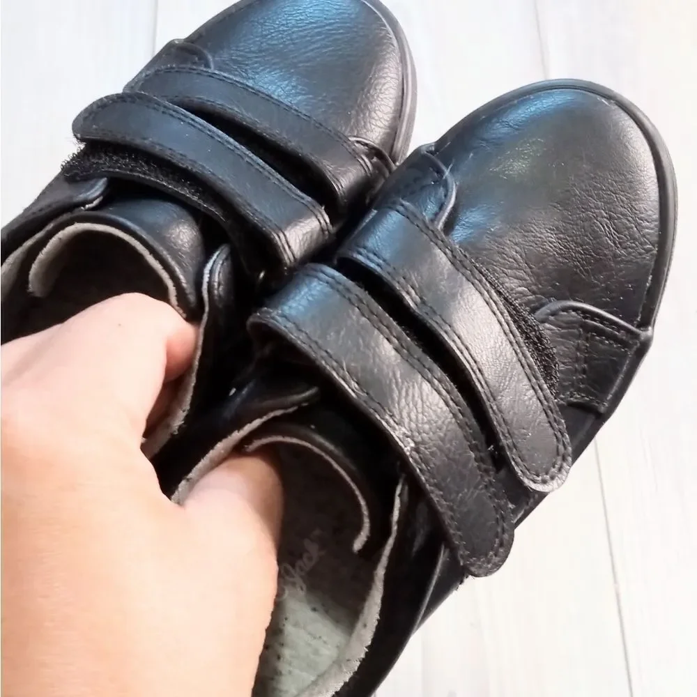 (19-3944) Cat & Jack Shoes  Sz 10